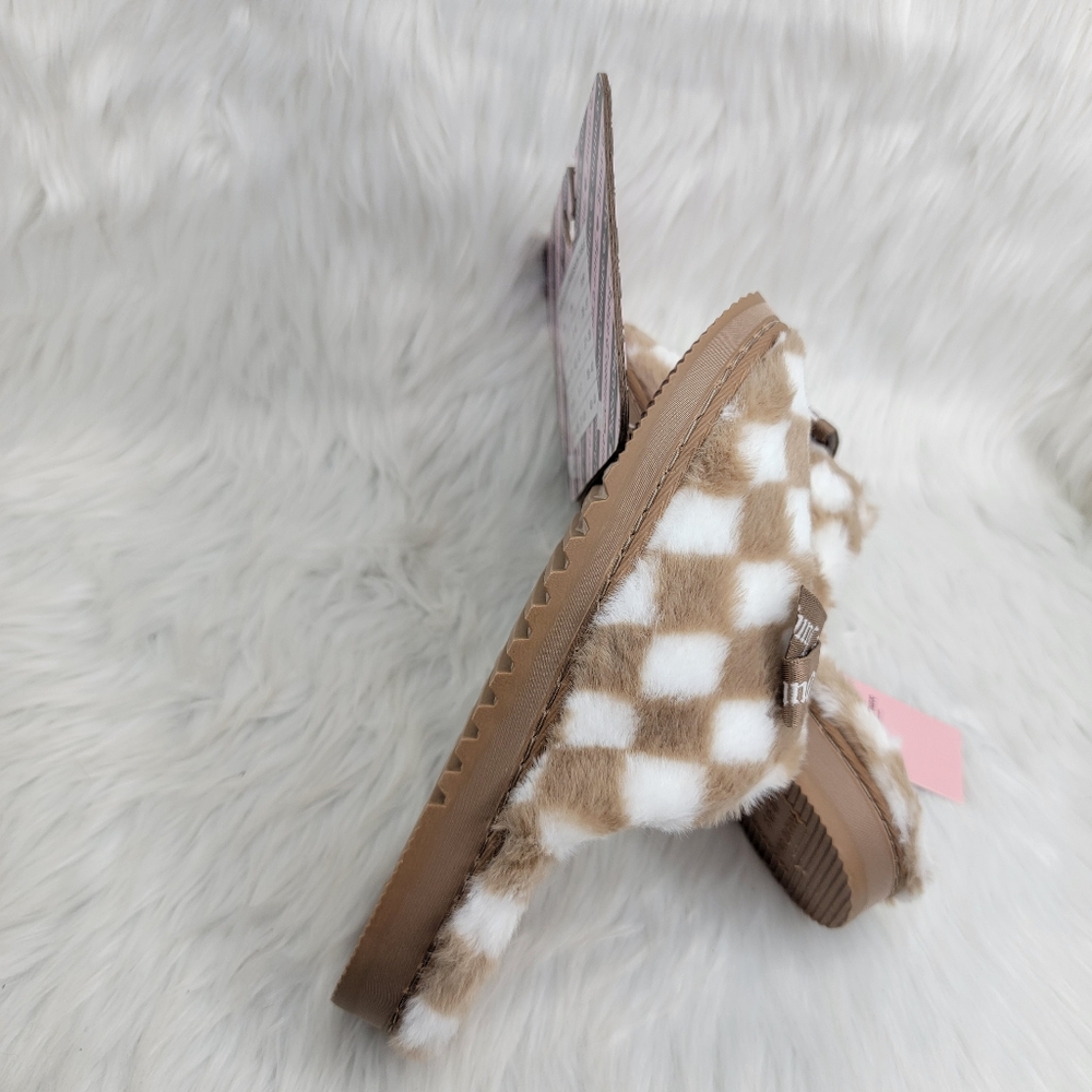 Juicy Couture Faux Fur Closed Toe Slippers. - Picture 2 of 5